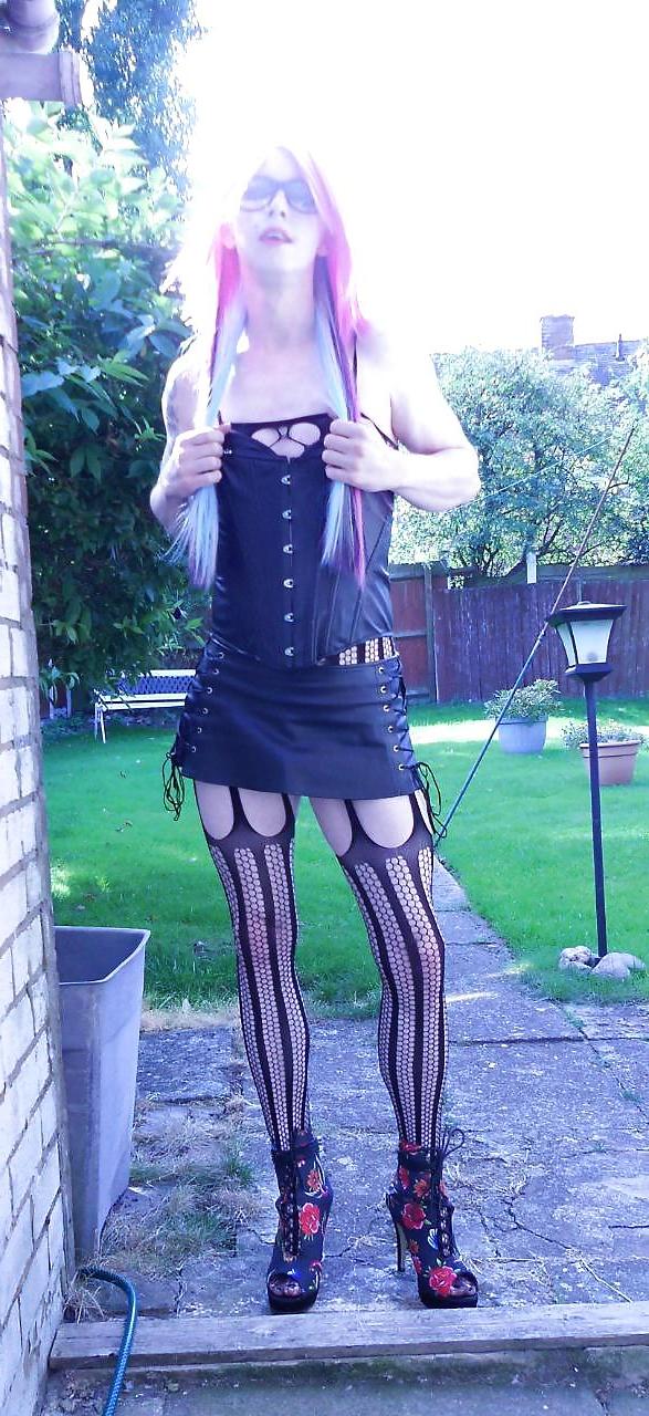 20P Tranny Kitty Emo Goth Rock Chick Pics 2 ( outdoors ) Prt 2