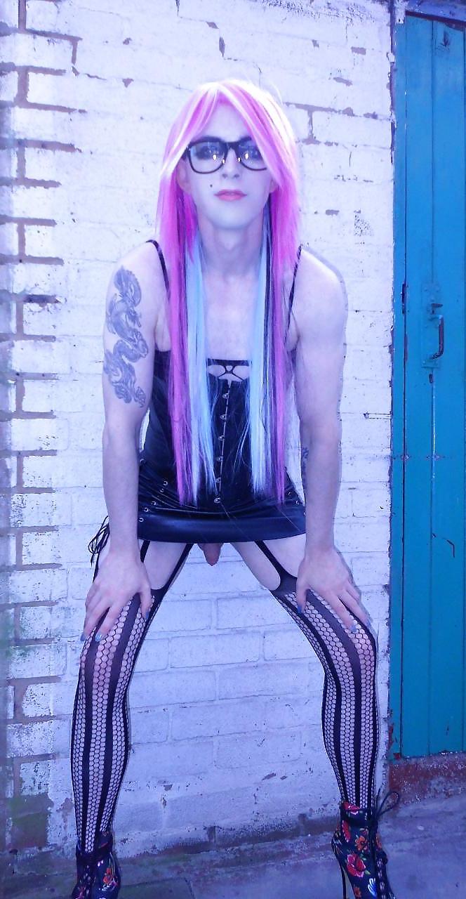 20P Tranny Kitty Emo Goth Rock Chick Pics 2 ( outdoors ) Prt 2