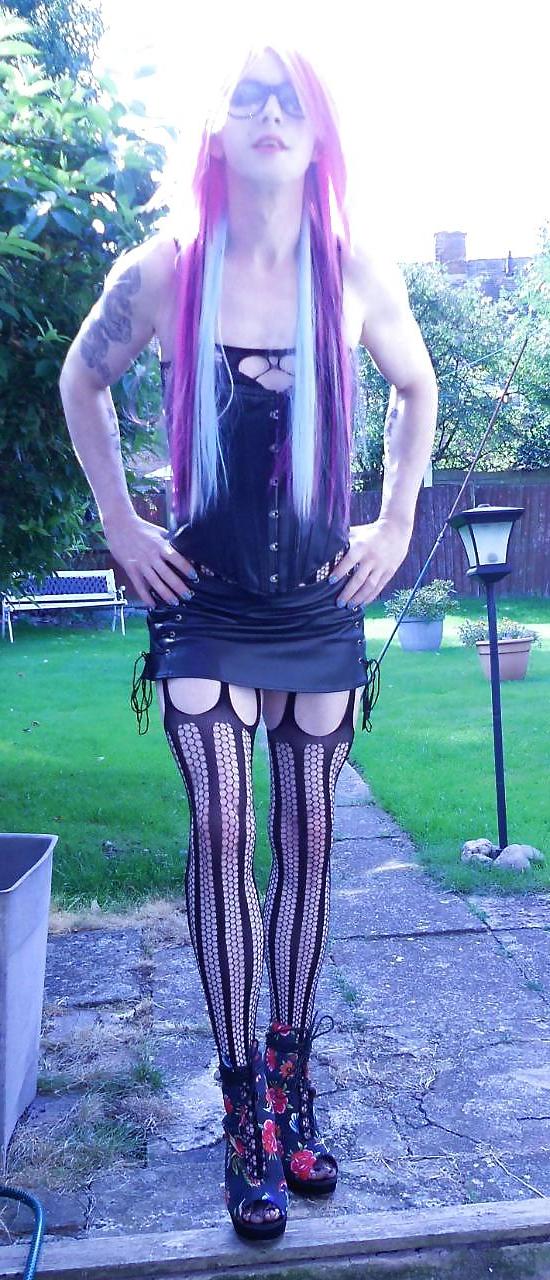 20P Tranny Kitty Emo Goth Rock Chick Pics 2 ( outdoors ) Prt 2