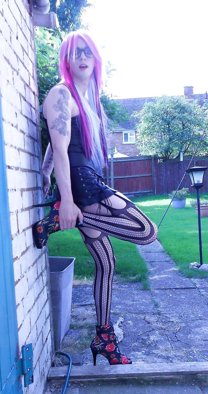 20P Tranny Kitty Emo Goth Rock Chick Pics 2 ( outdoors ) Prt 2