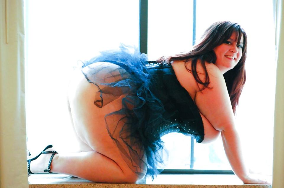 25P HOT PLUMP BRUNETTE