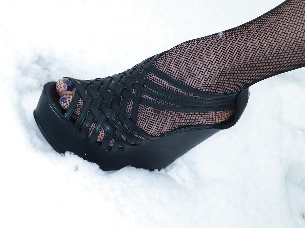 5P Babysitter feet in snow