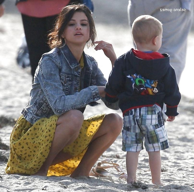 25P More Celebrity Pokies Oops Upskirt Nude