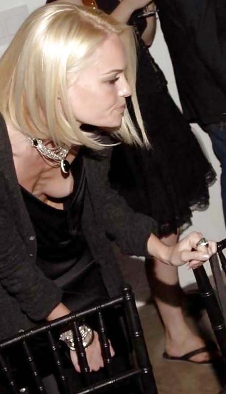 25P More Celebrity Pokies Oops Upskirt Nude