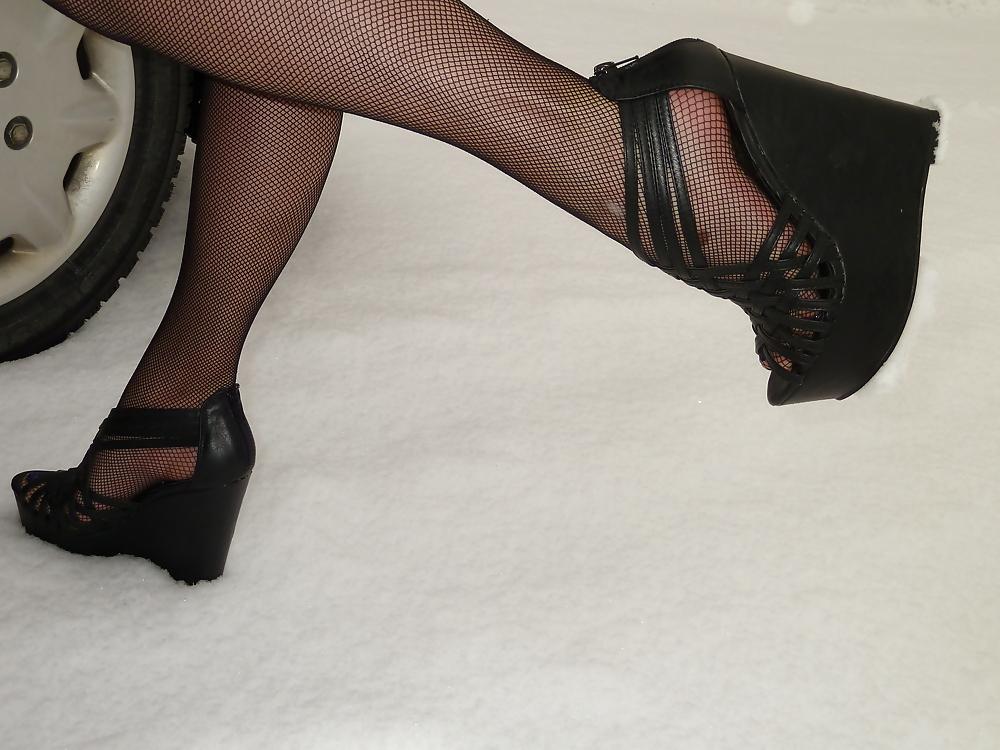 5P Babysitter feet and snow