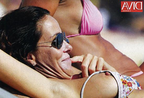 23P Cristina parodiert oben ohne