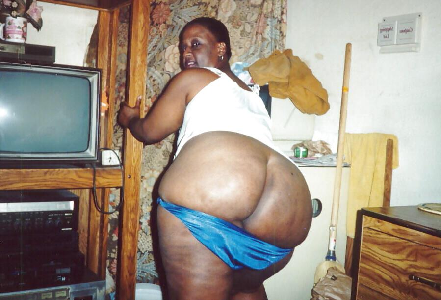 20P Big booty granny 1