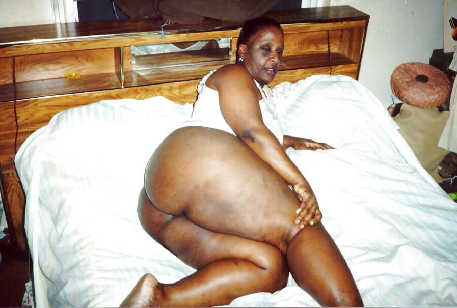 20P Big booty granny 1