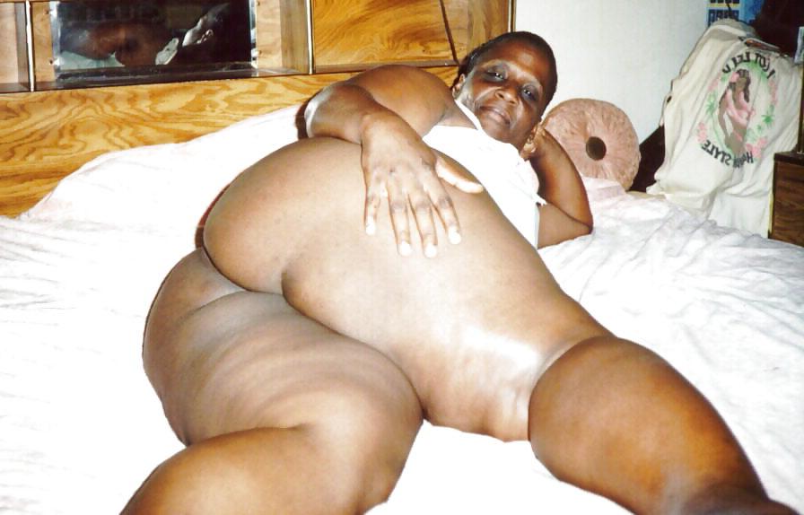 20P Big booty granny 1