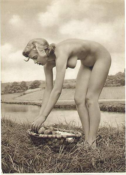 25P XES SEXY EROTIC NUDE HORNY LADIES IN BLACK&WHITE