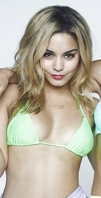 17P Selena Gomez & Co - spring breakers promo pics