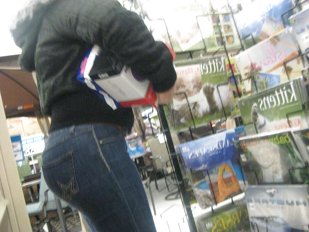 15P CANDID BOOTY VOYEUR