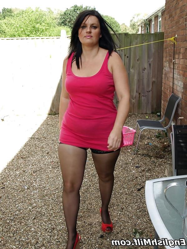 16P Stunning english milf daniella