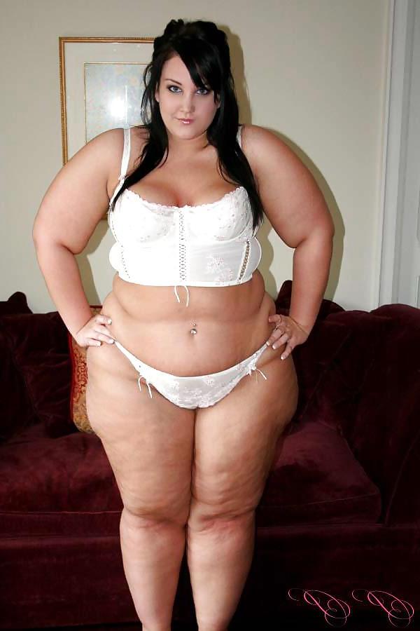 25P BIG ASS Comfy Courtney on the Couch