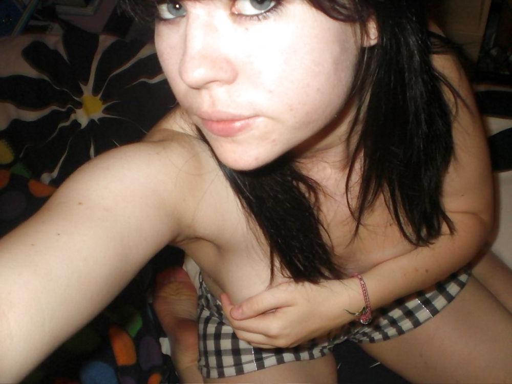 20P PAIGE  EMO CHICK SELF TAKEN