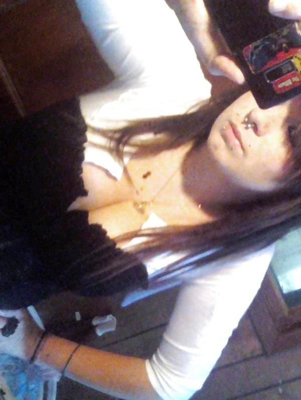 21P Belle emo au gros seins