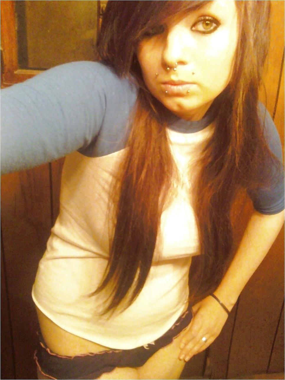 21P Belle emo au gros seins