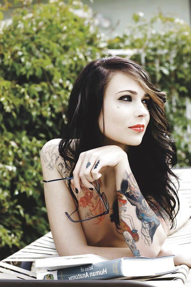25P Sexy Babes with Tattoos