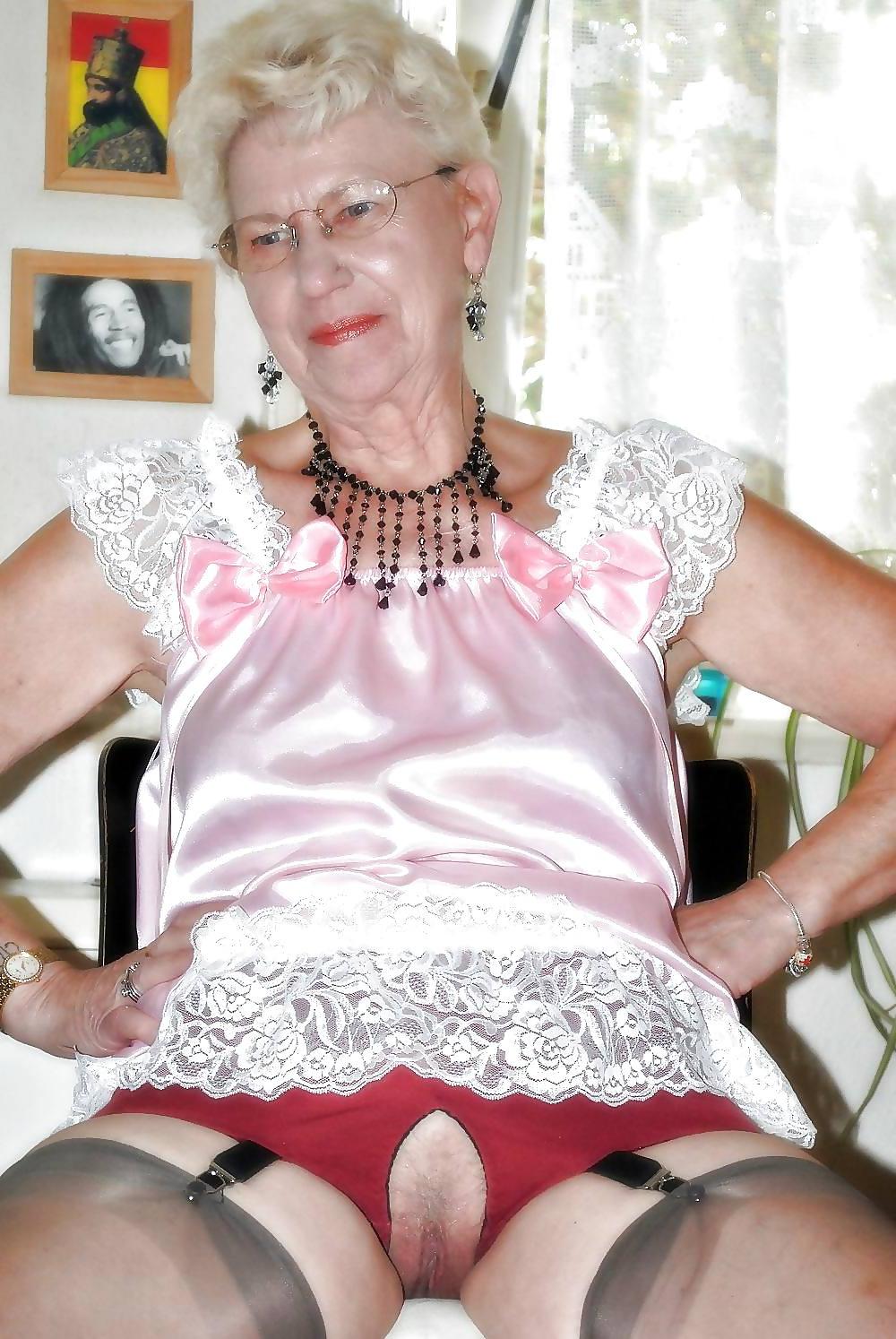 10P Sexy Mummy In Stockings Shows Her Pussy