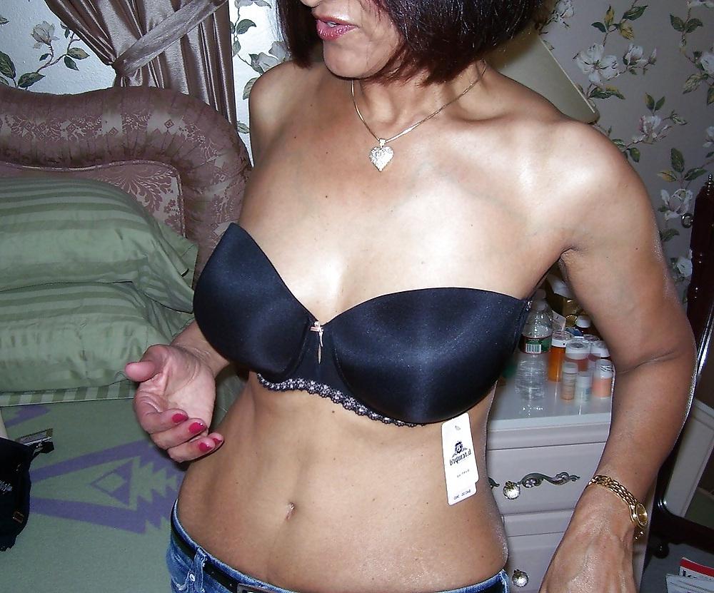 25P Arab from Egypt trying on stuff