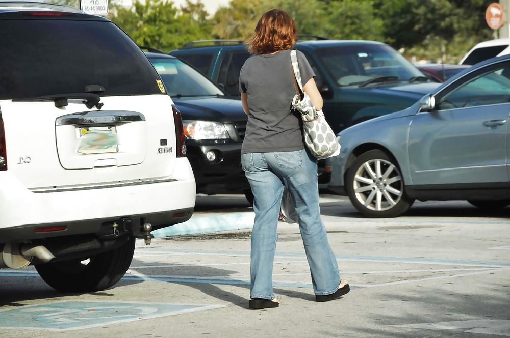 4P Plump MILF Booty in Jeans