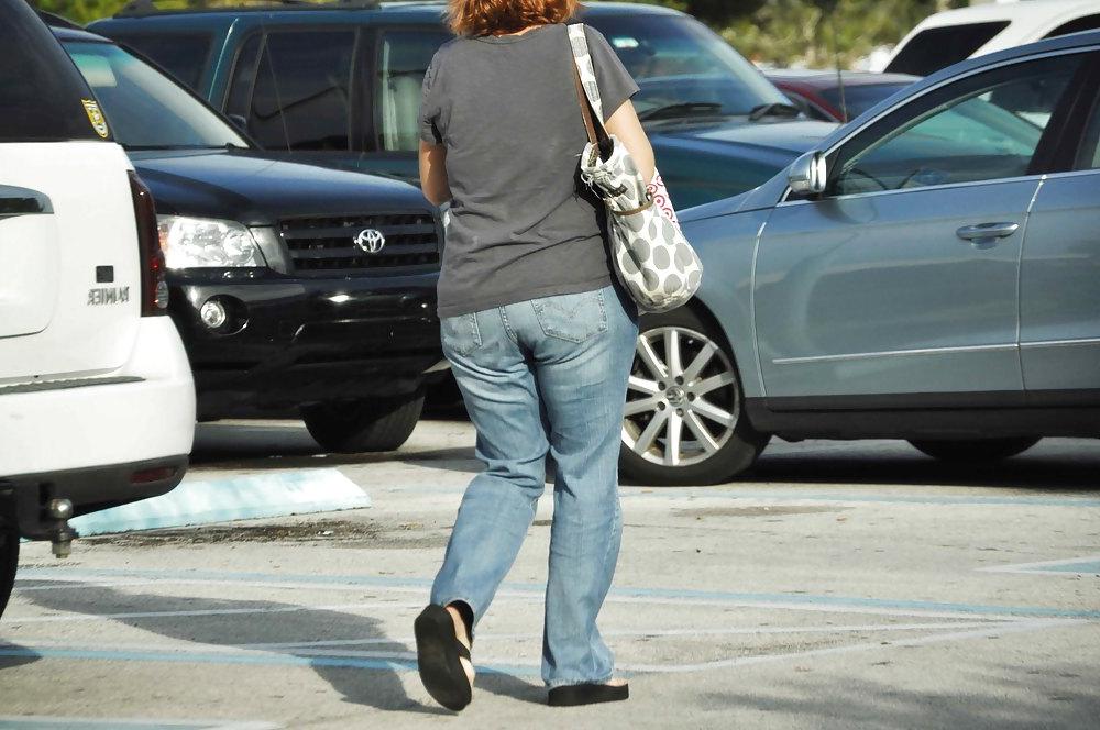 4P Plump MILF Booty in Jeans