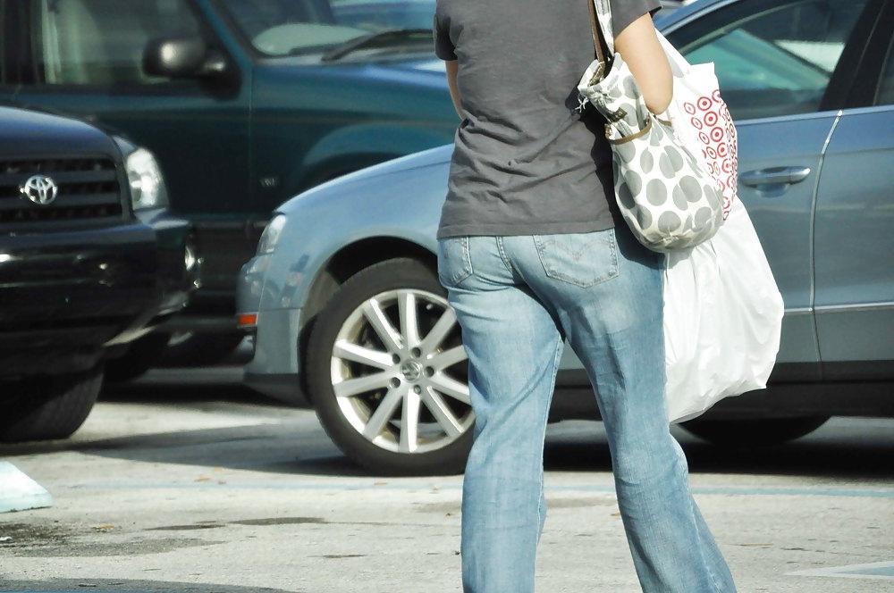 4P Plump MILF Booty in Jeans
