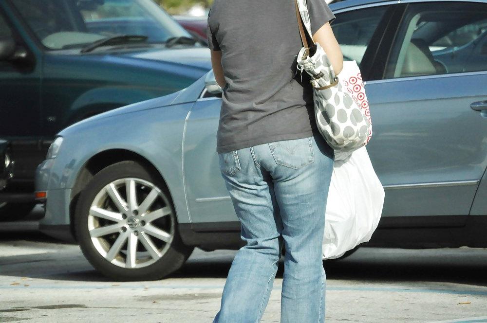 4P Plump MILF Booty in Jeans
