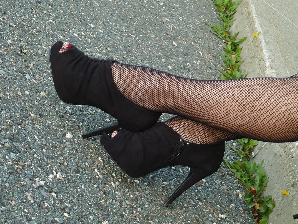 8P Babysitter dreaming feet