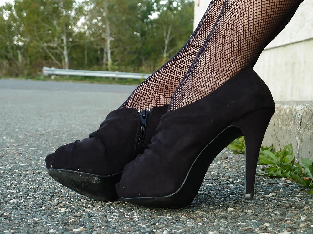 8P Babysitter dreaming feet