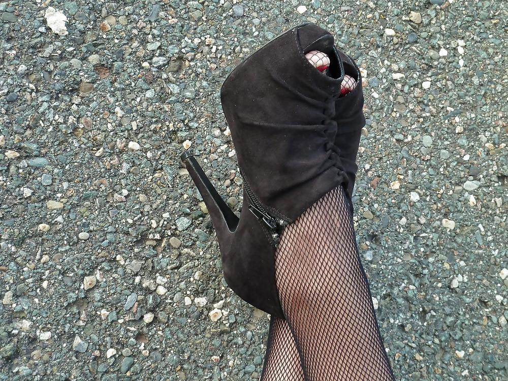 8P Babysitter dreaming feet