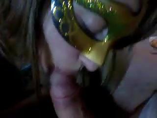 10P A loira mascarada de piercing na linga paga boquete