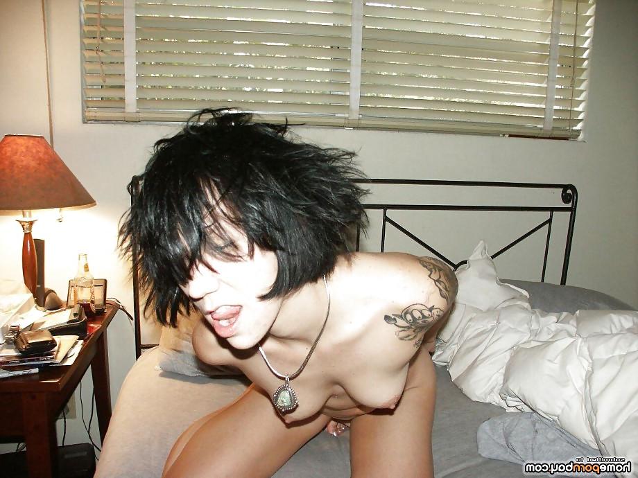 21P Tattooed Emo babe posing