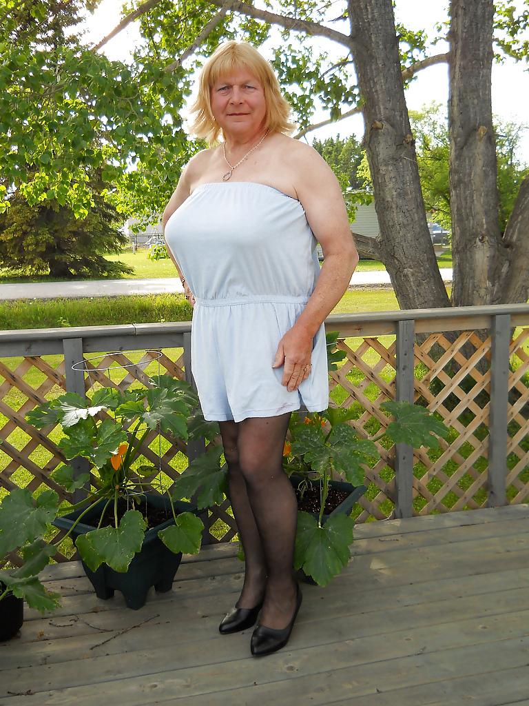 11P Mature crossdresser