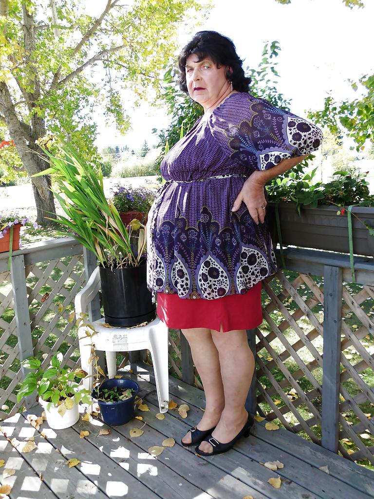 11P Mature crossdresser