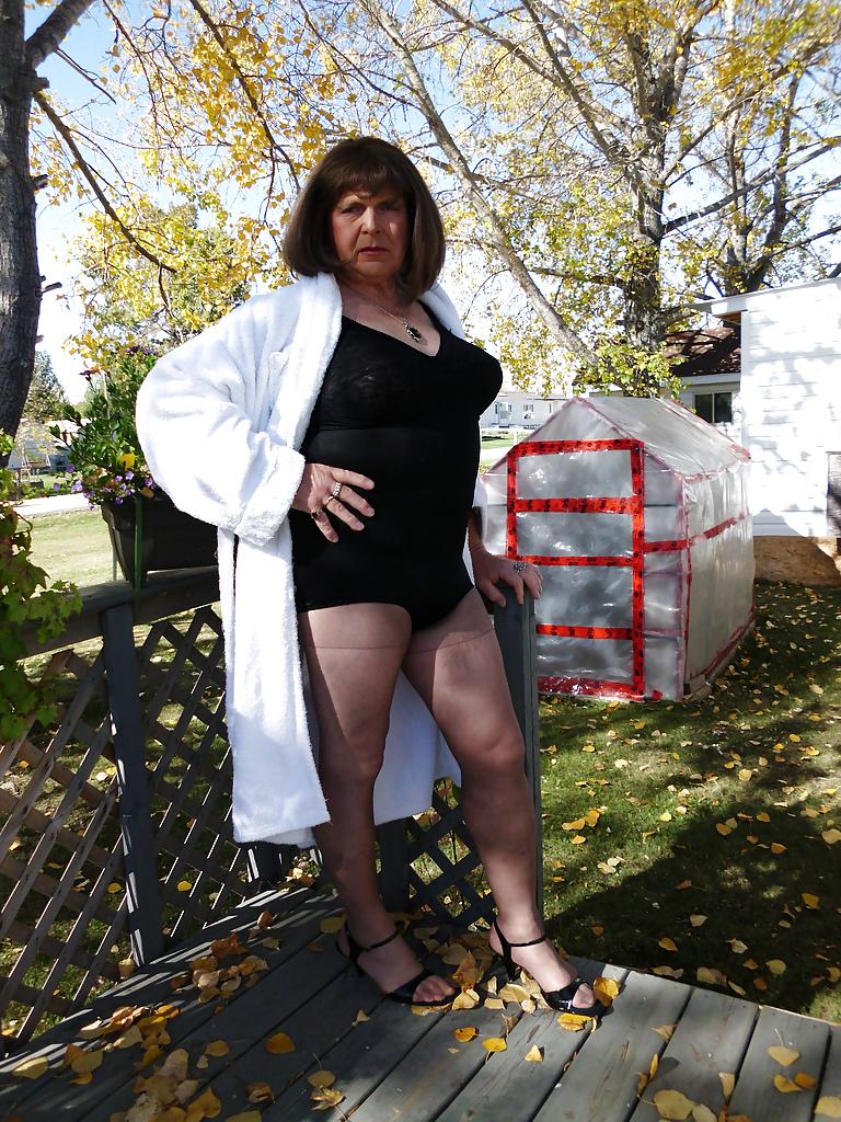 11P Mature crossdresser