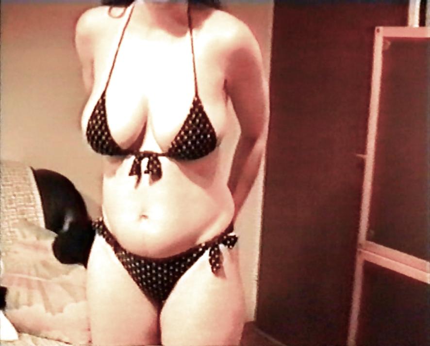 10P SAG - Babe's Big Voluptuous Boobs Black-Wht-Dot Bikini 05