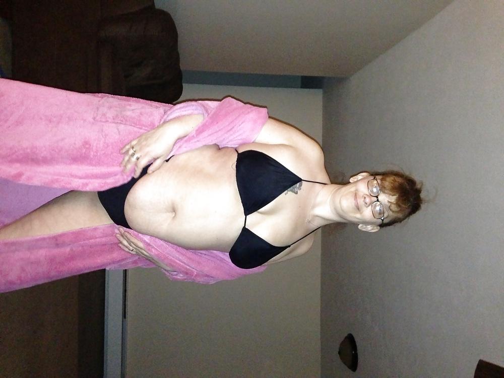 10P Wife shows tits and plump ass,pussy.