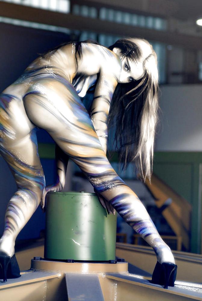 15P Bodypainted babes