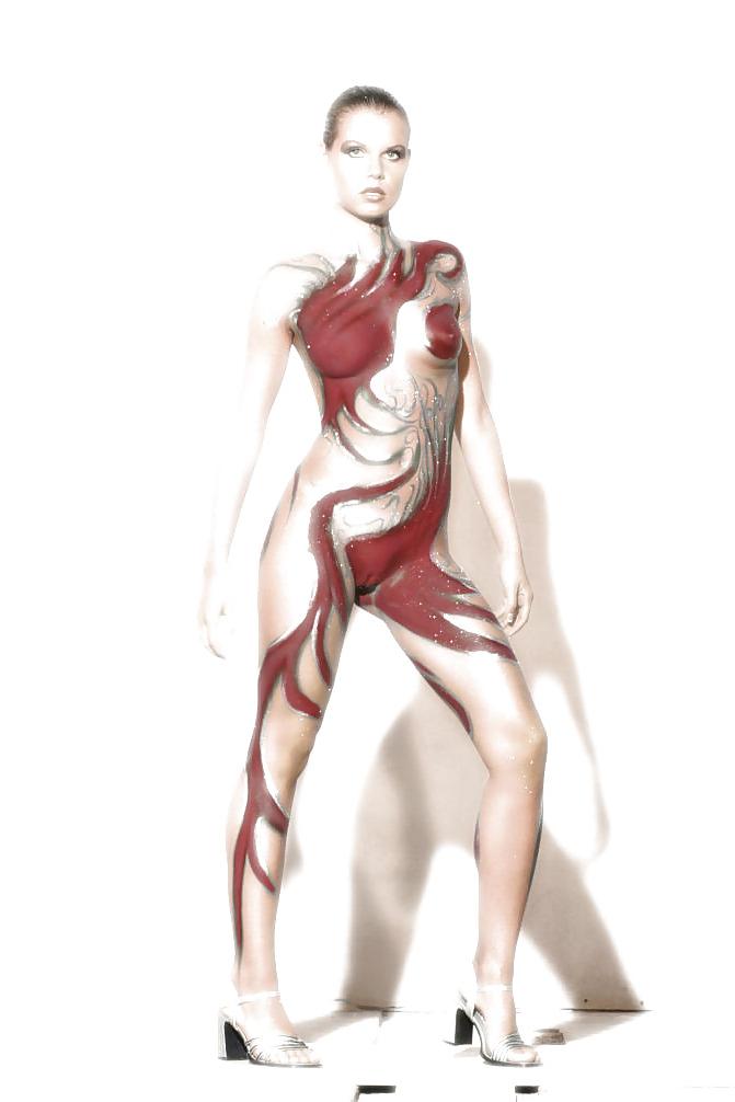 15P Bodypainted babes