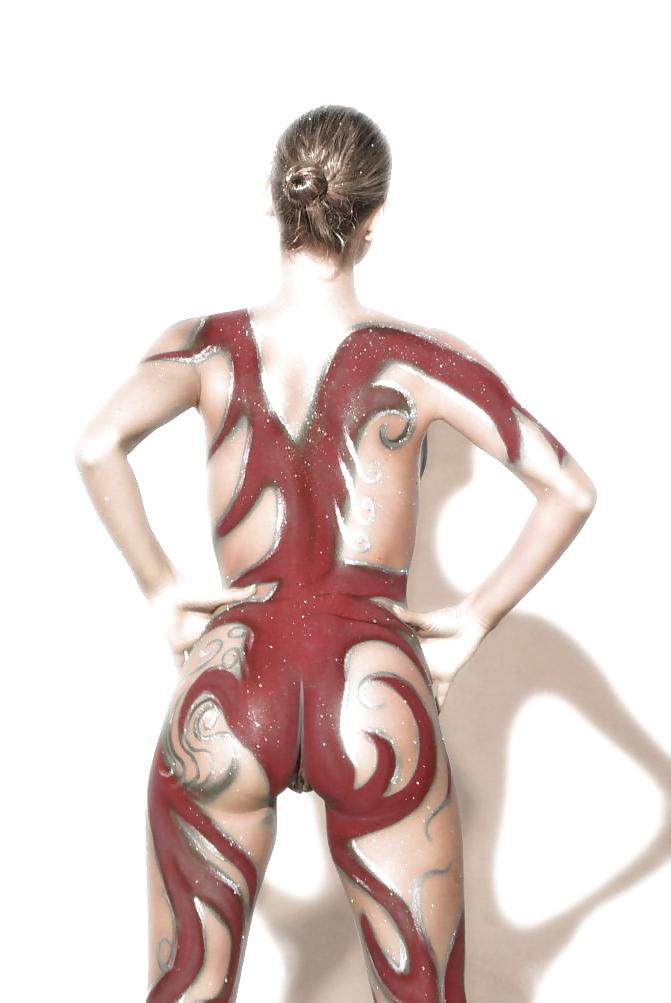 15P Bodypainted babes