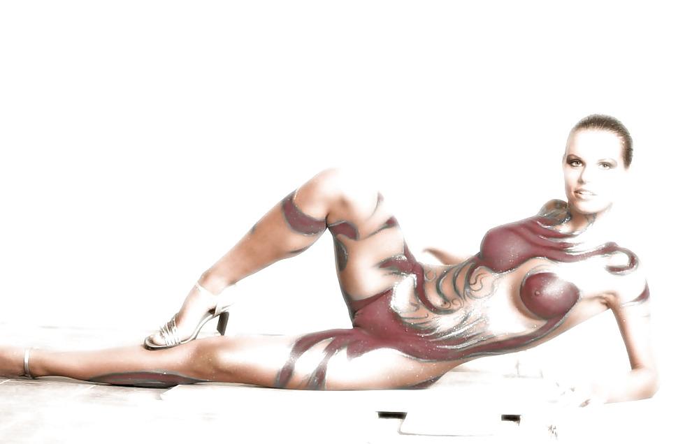 15P Bodypainted babes