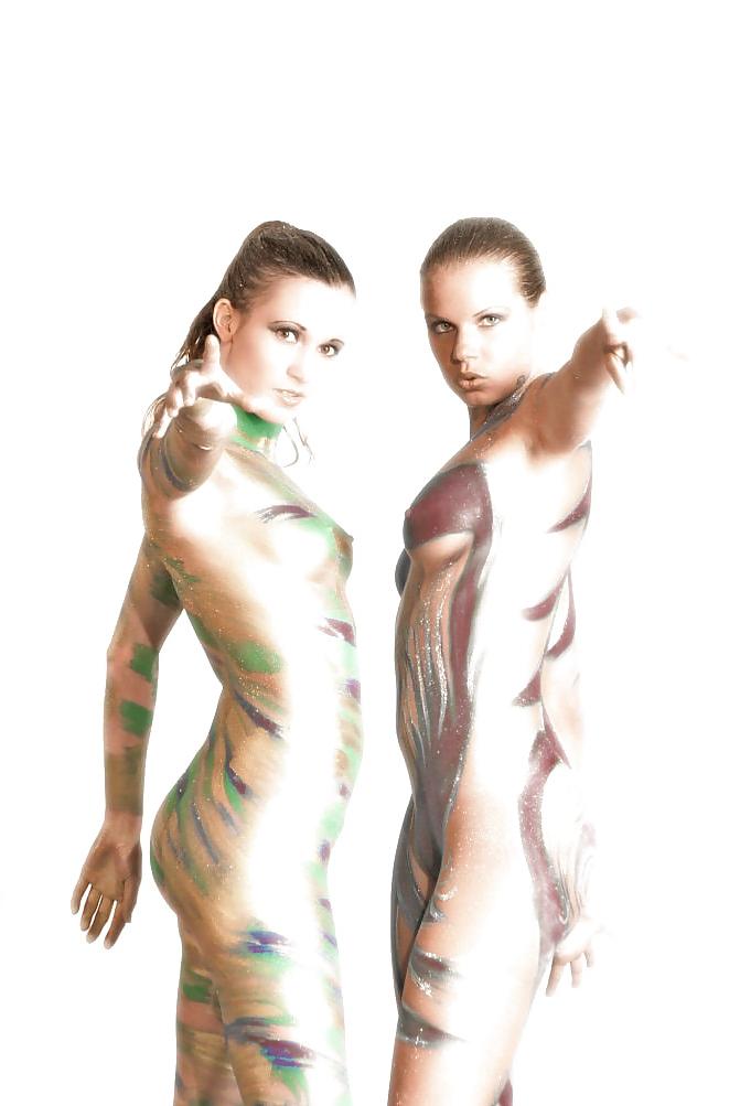 15P Bodypainted babes