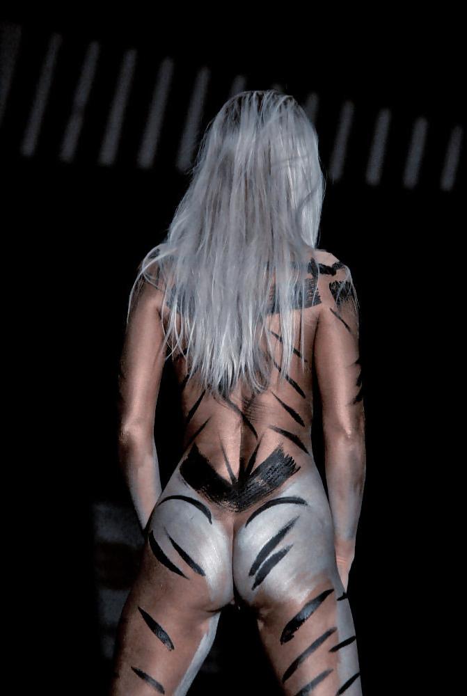 15P Bodypainted babes