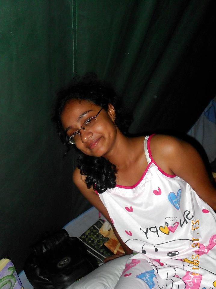 25P Sri Lankan Facebook girls