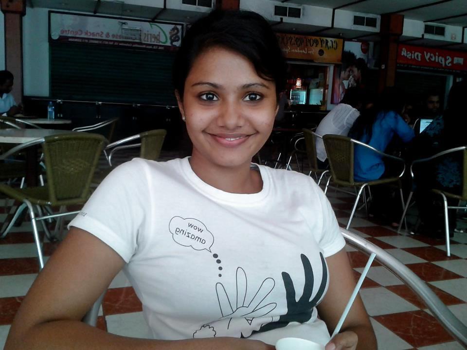 25P Sri Lankan Facebook girls