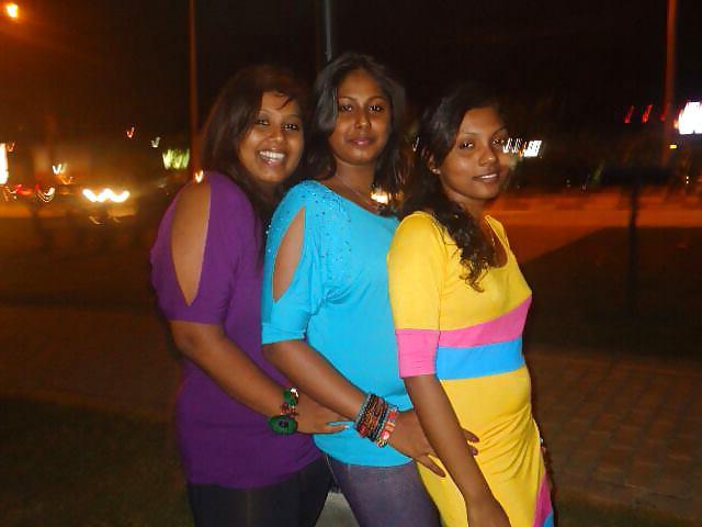 25P Sri Lankan Facebook girls
