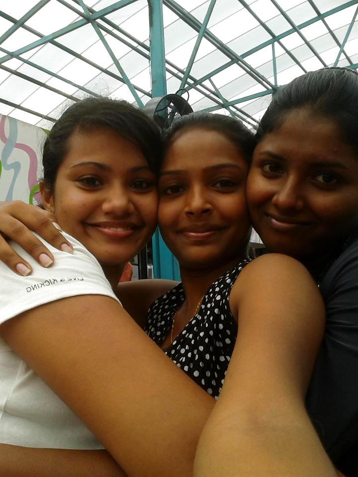 25P Sri Lankan Facebook girls