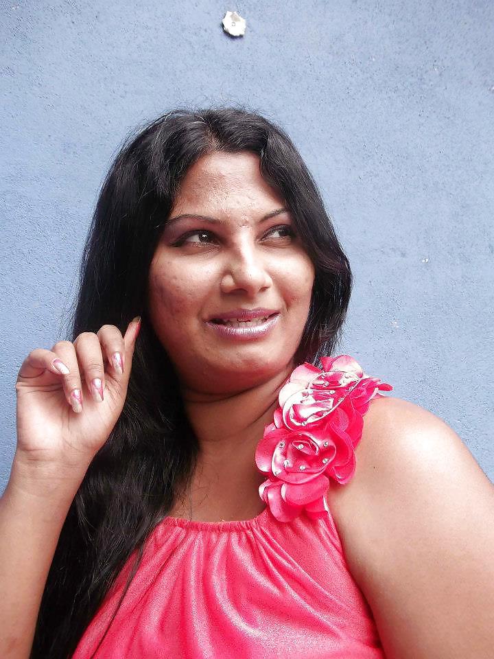 25P Sri Lankan Facebook girls