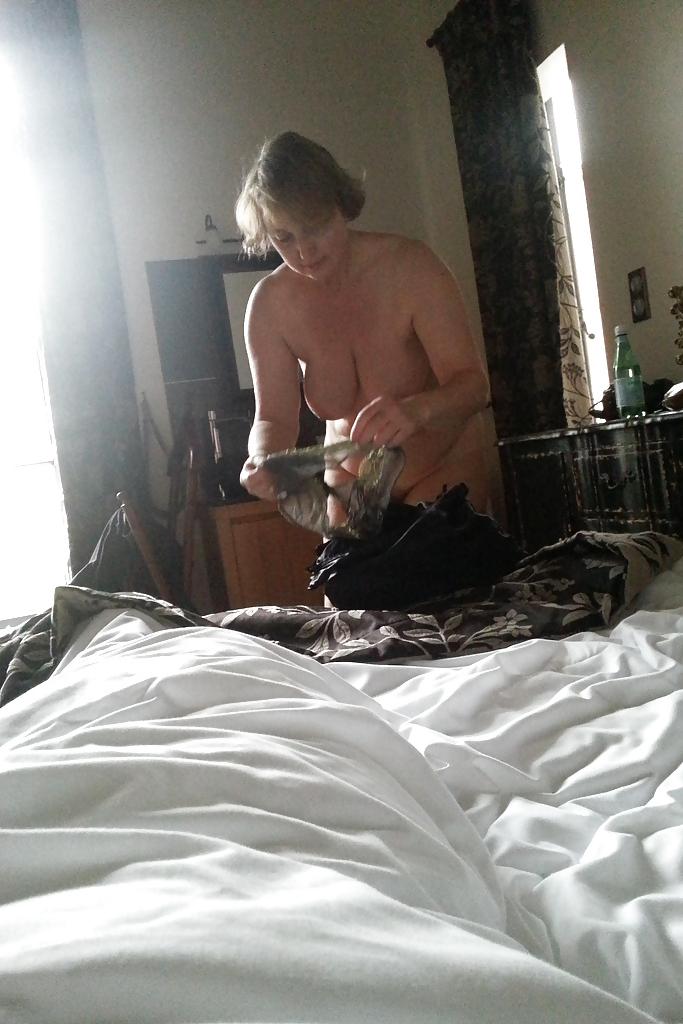 23P Sons Sneaking Pics of Mom